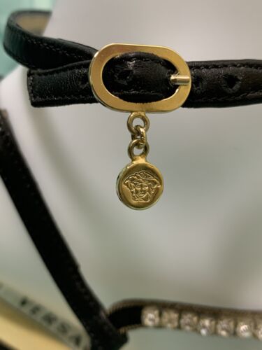 VERSACE SCHWARZ Strass Schmuck Absätze Knöchelriemen offene Zehenpartie Leder Gr. 7/37 LESEN - Bild 5 von 17