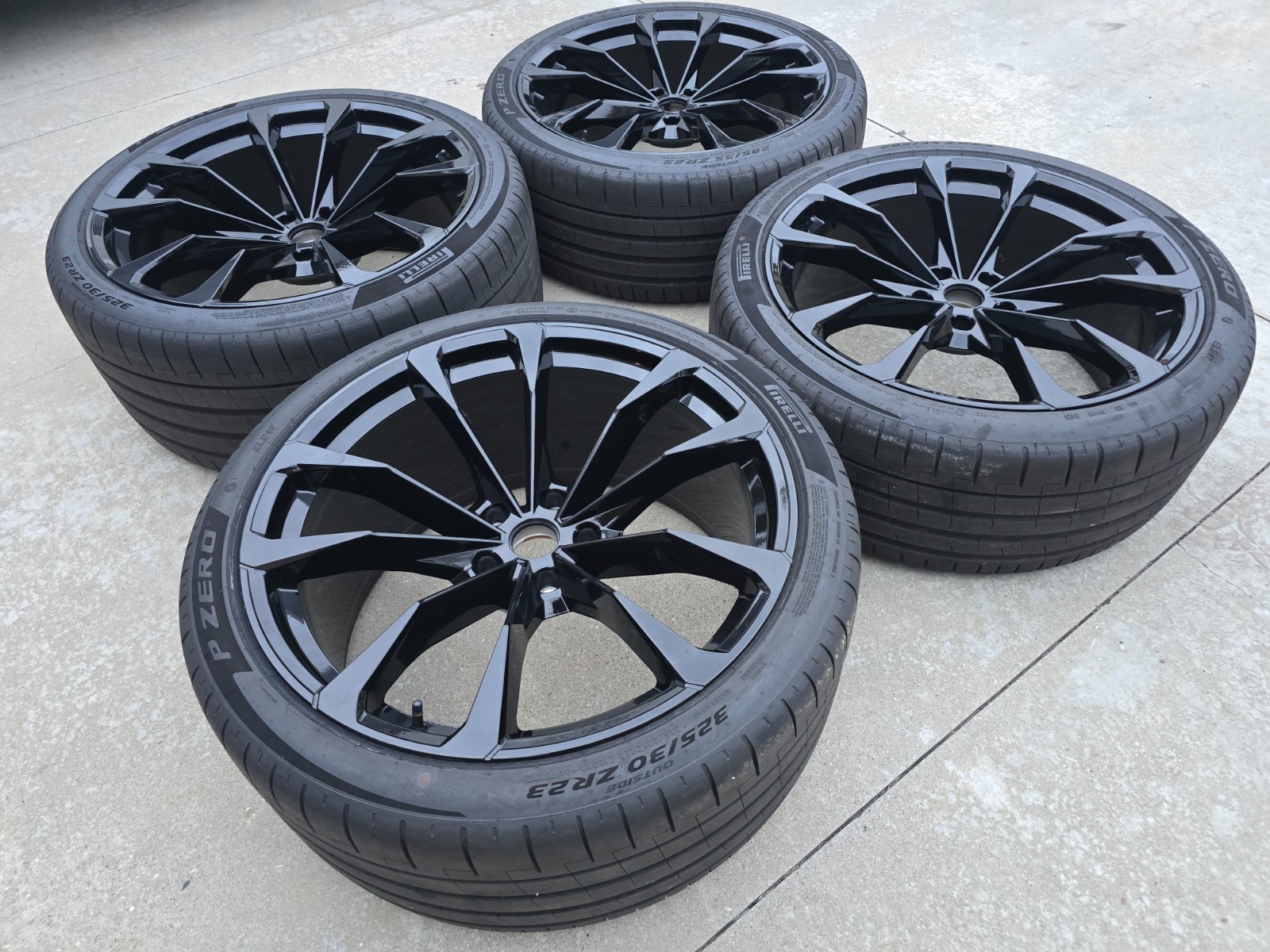 2025 23" Lamborghini URUS black OEM factory wheels