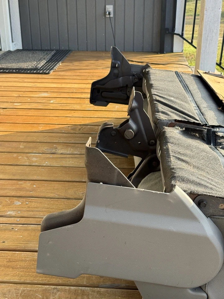 Заднее сиденье для грузовика 2015 C-2500 или C-3500 Chevrolet или GMC - Изображение 3 из 4