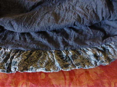 Location de robe satin gris et clous. Robe forme boule en satin gris
