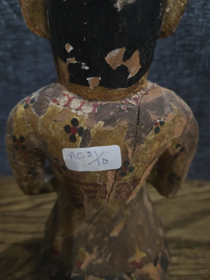 Antigua estatuilla étnica de madera de hombre músico sobre soporte rústica pintada a mano Foto 4 de 4