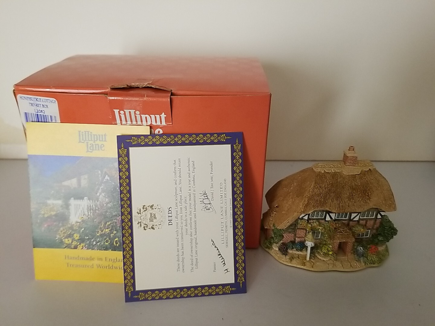 Lilliput Lane - Honeysuckle Cottage Trinket Box