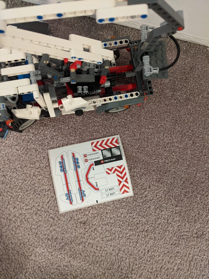 Lego Technic 8071 - Bucket Truck / Telescopic Handler - Image 3 of 3