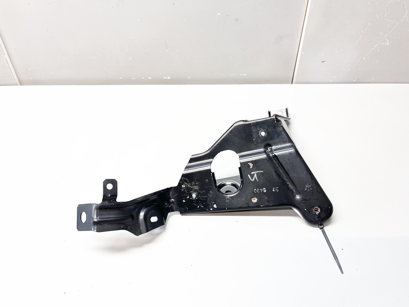 ⭐️2014-2020 MASERATI GHIBLI QUATTROPORTE FRONT RIGHT FENDER BRACKET MOUNT OEM