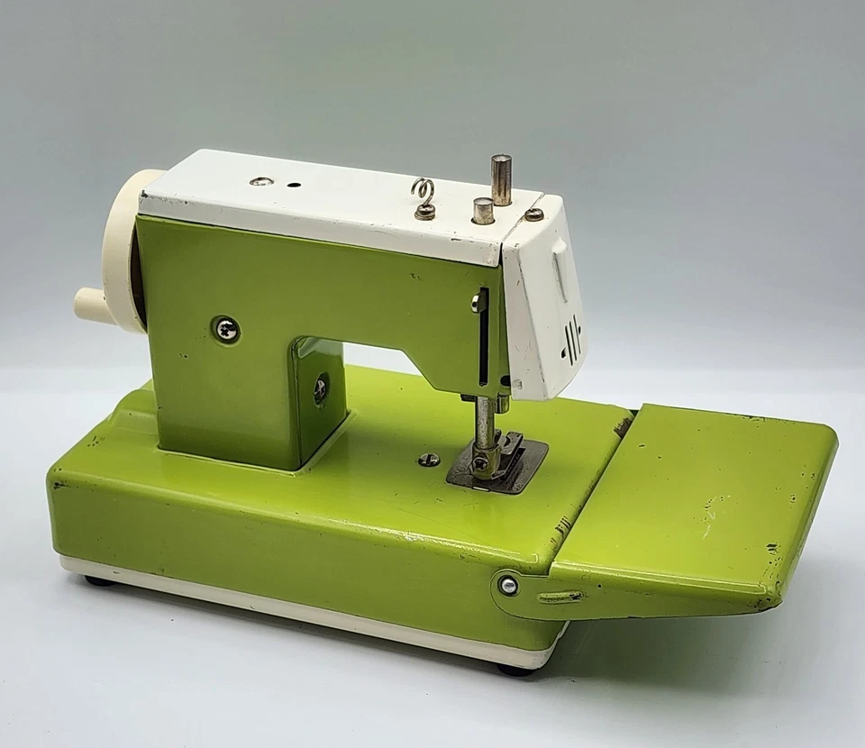  Винтажная игрушечная лито-оловянная швейная машинка на батарейках, ЯПОНИЯ - Изображение 2 из 4