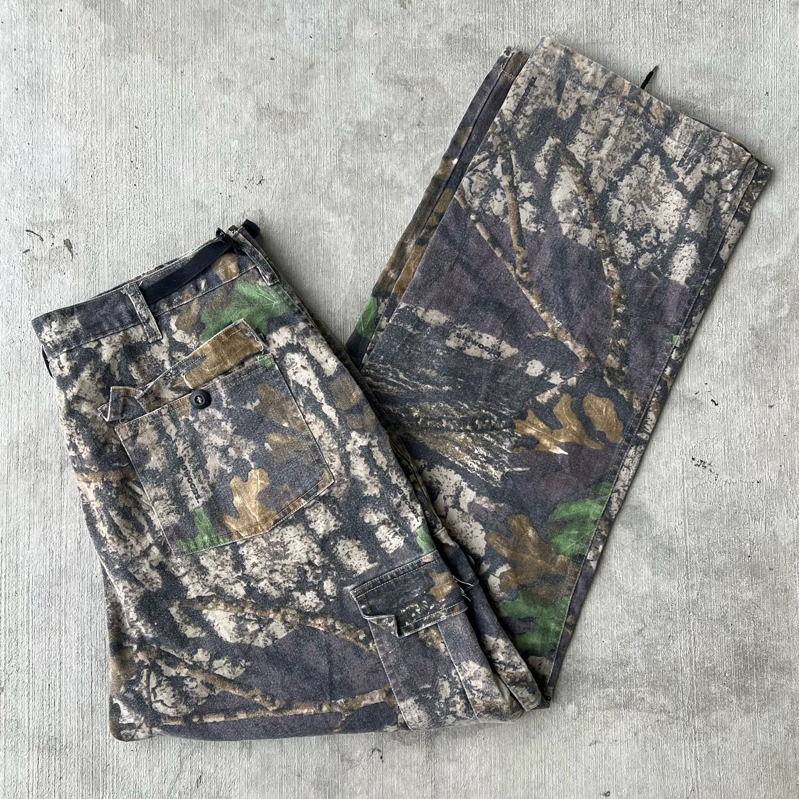 Vintage Y2K Realtree camo cargo pants for men and women