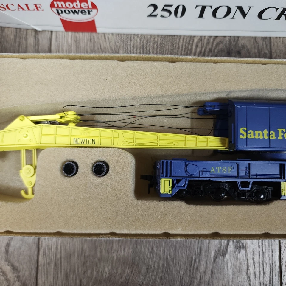 NEW Model Power ATSF 250 Ton Working Crane metal wheels, HO scale - Image 3 of 4