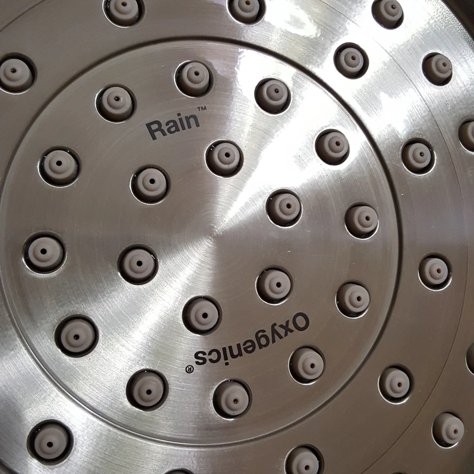 Cabezal de ducha Oxygenics grande de 7,5" de ancho con infusión de oxígeno de níquel cepillado 45568 Foto 2 de 4