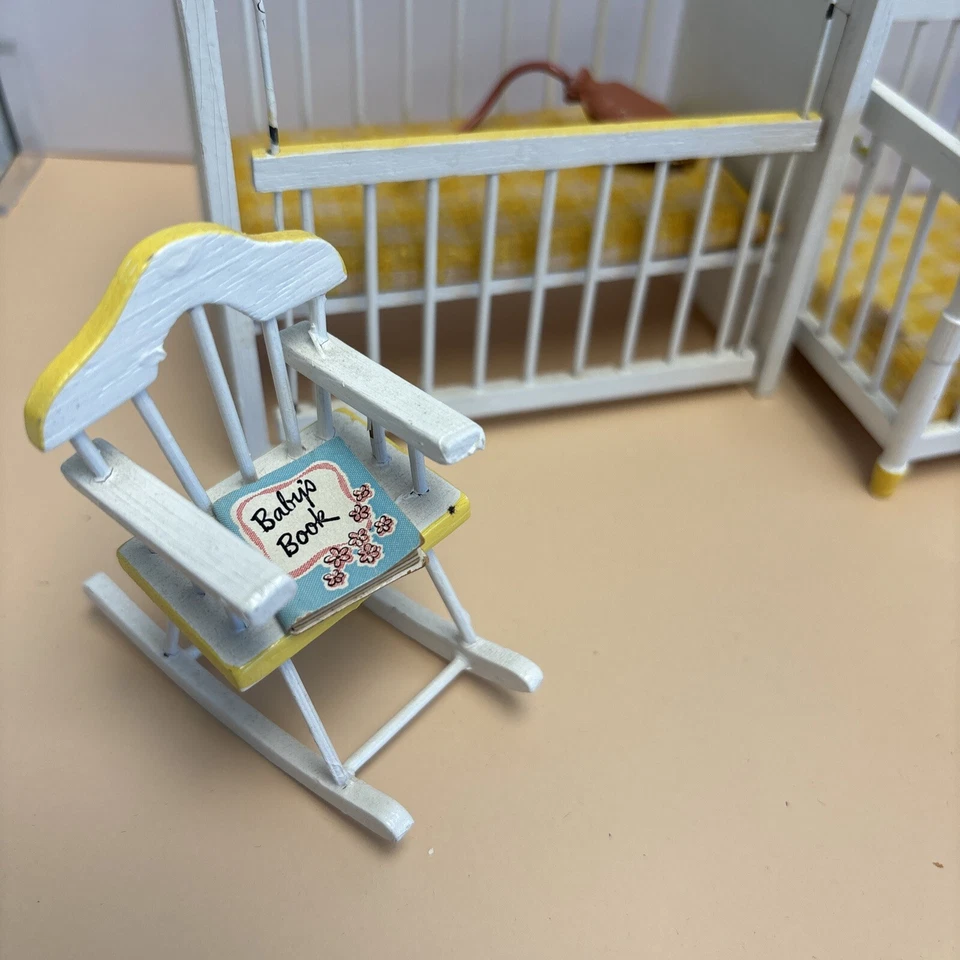 LOTE Casa de Muñecas Miniatura Bebé Dormitorio Guardería Muebles Cuna Parque Infantil Trona Foto 3 de 4