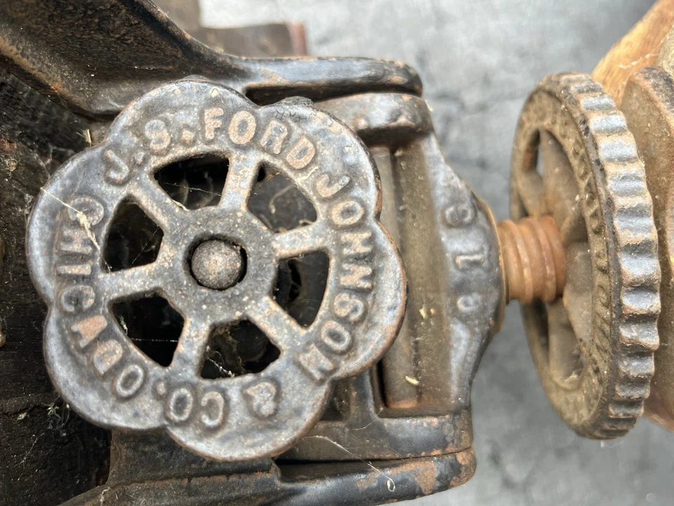 Silla de oficina vintage Bankers Johnson Company Chicago nogal con engranajes metálicos Foto 2 de 4