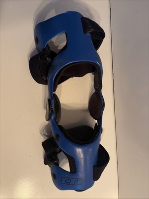 Blue Össur CTi Knee brace Medium Rigid frame with black straps