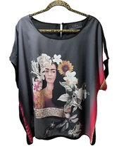 FRIDA KAHLO Plus 2X 3 X Artist Poly Graphic face & Spanish text Top  54x27