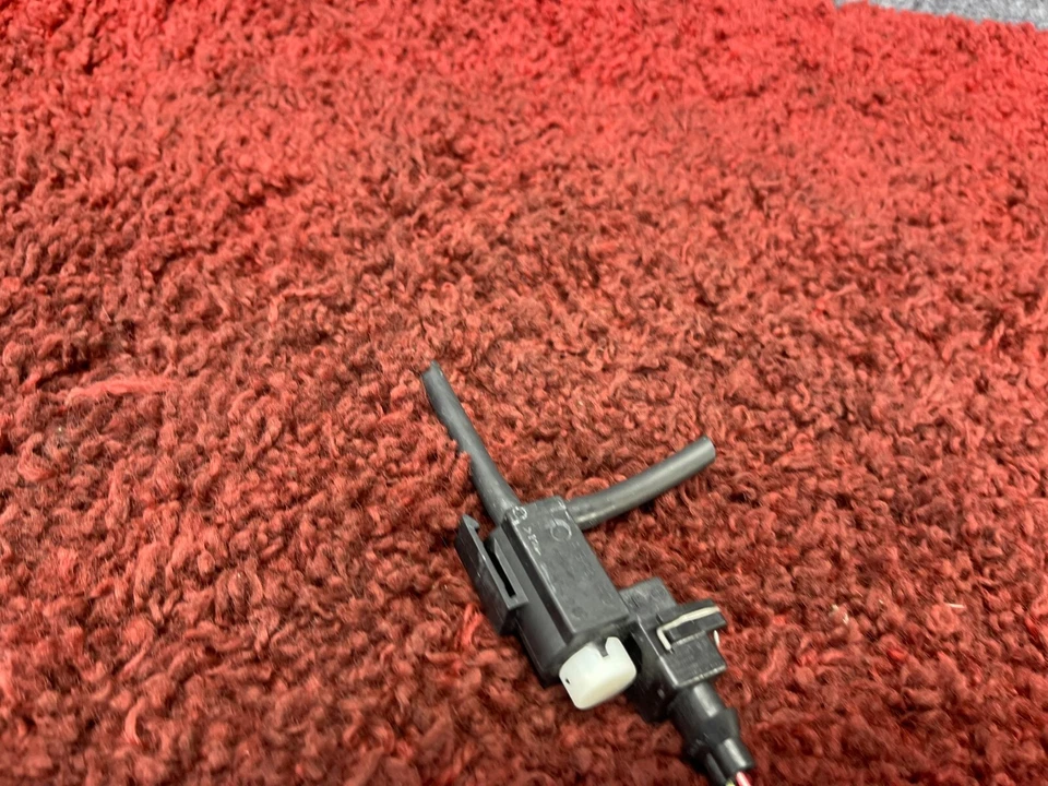 Соленоид электрического клапана вакуумного управления заслонкой выхлопной системы BMW E63 E60 E90 от оригинального производителя 40K - Изображение 3 из 4