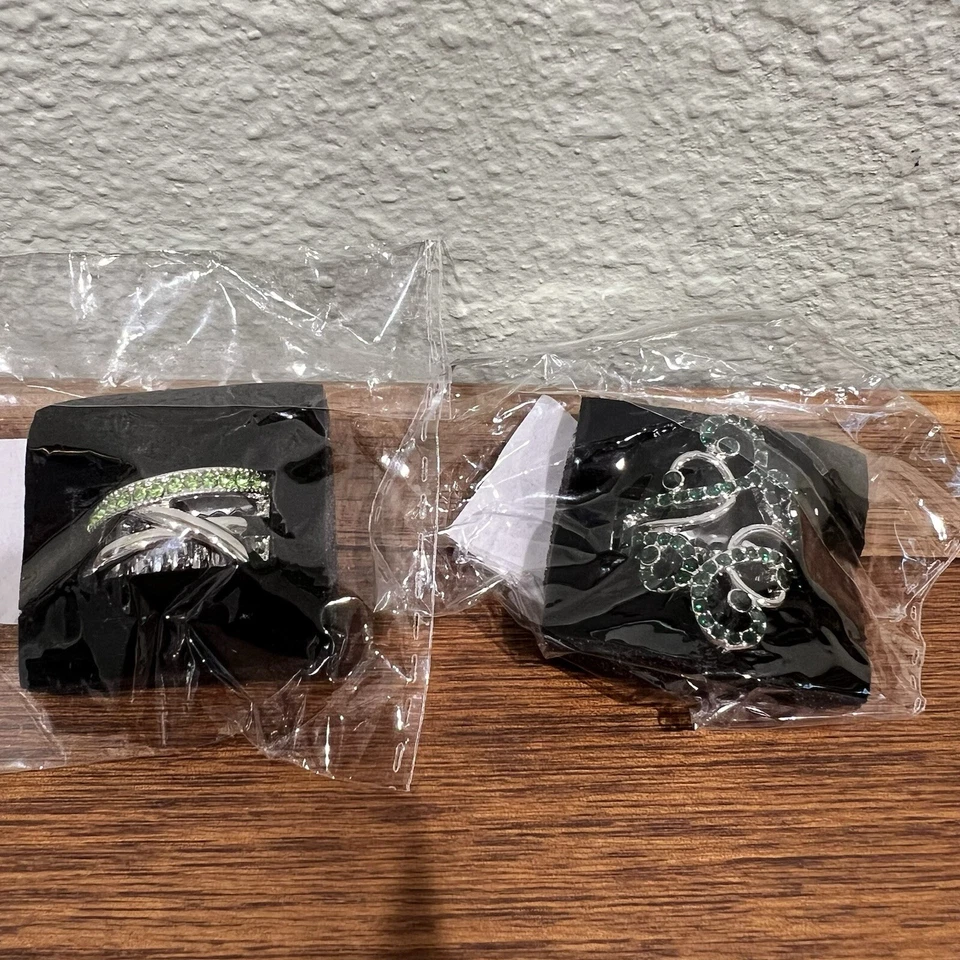 NUEVO Lote de anillos elásticos color plata piedras verdes paparazzi todos diferentes brillantes Foto 4 de 4