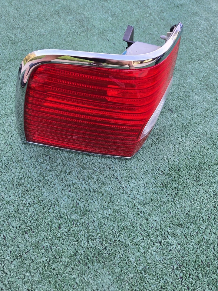 Lámpara de luz trasera Lincoln Navigator 2007-2014 lado izquierdo exterior OEM 07-14 Foto 4 de 4