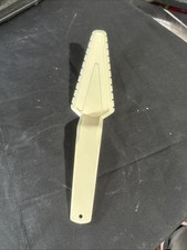 VTG Plastic Tupperware Cake/Pie/Pastry Server Serrated Slicer beige .