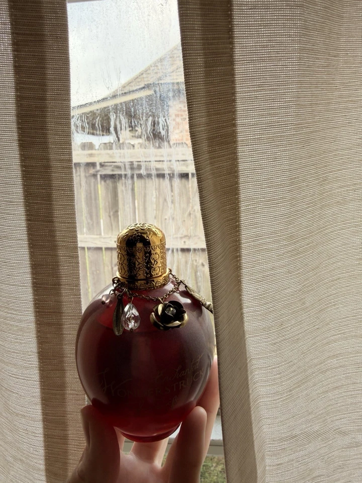 Perfume encantado Taylor Swift con dijes y caja Foto 2 de 4