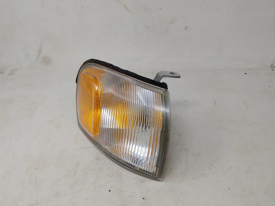 Лампа указателя поворота правосторонняя для Subaru Impreza 1993-2001 годов выпуска от оригинального производителя - Изображение 4 из 4