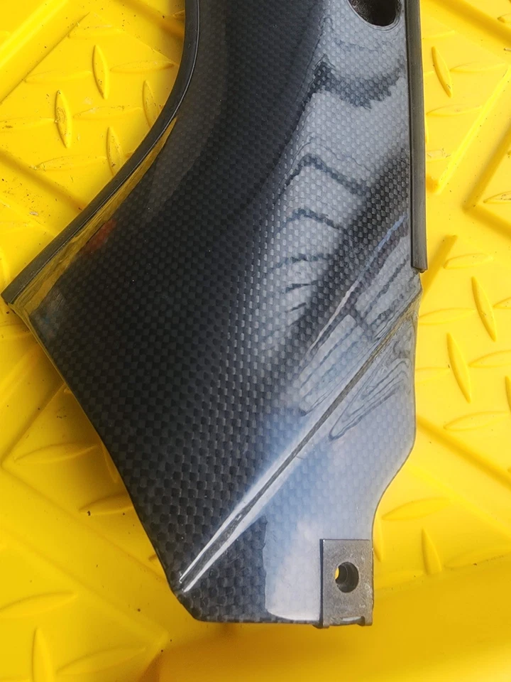 TRIUMPH DAYTONA 955i LADO DERECHO TABLERO INTERIOR CARENADO EFECTO CARBONO 2005 Foto 2 de 4