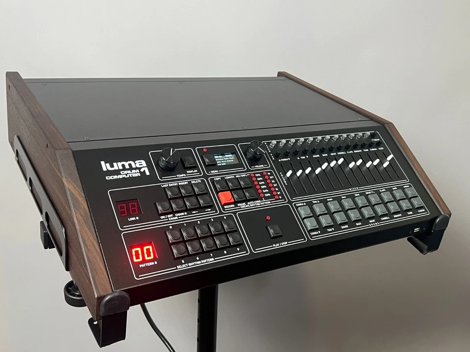 Deftaudio Luma-1 Hágalo Usted Mismo Kit Linn LM-1 Recreación Caja de Ritmos Foto 2 de 4