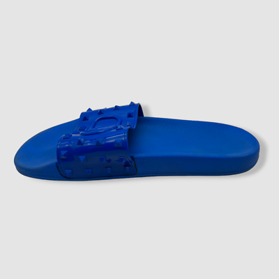 Valentino Garavani Electric Blue Rockstud Logo Slides $425 Valentino Garavani Men Blue V Logo Rockstud Pool Slide  main image 2