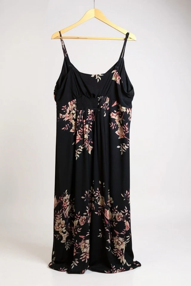 Vestido largo negro talla grande City Chic con estampado floral rosa talla L Foto 3 de 4