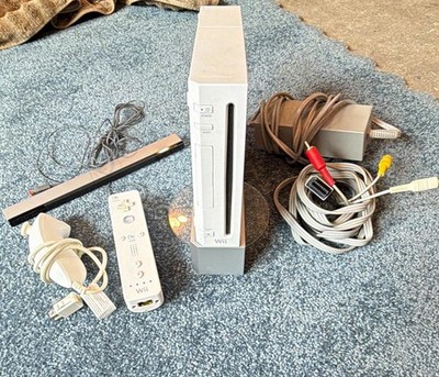 Nintendo Wii RVL-001 White Console Bundle w/ Wiimote, Nunchuk, Sensor Bar