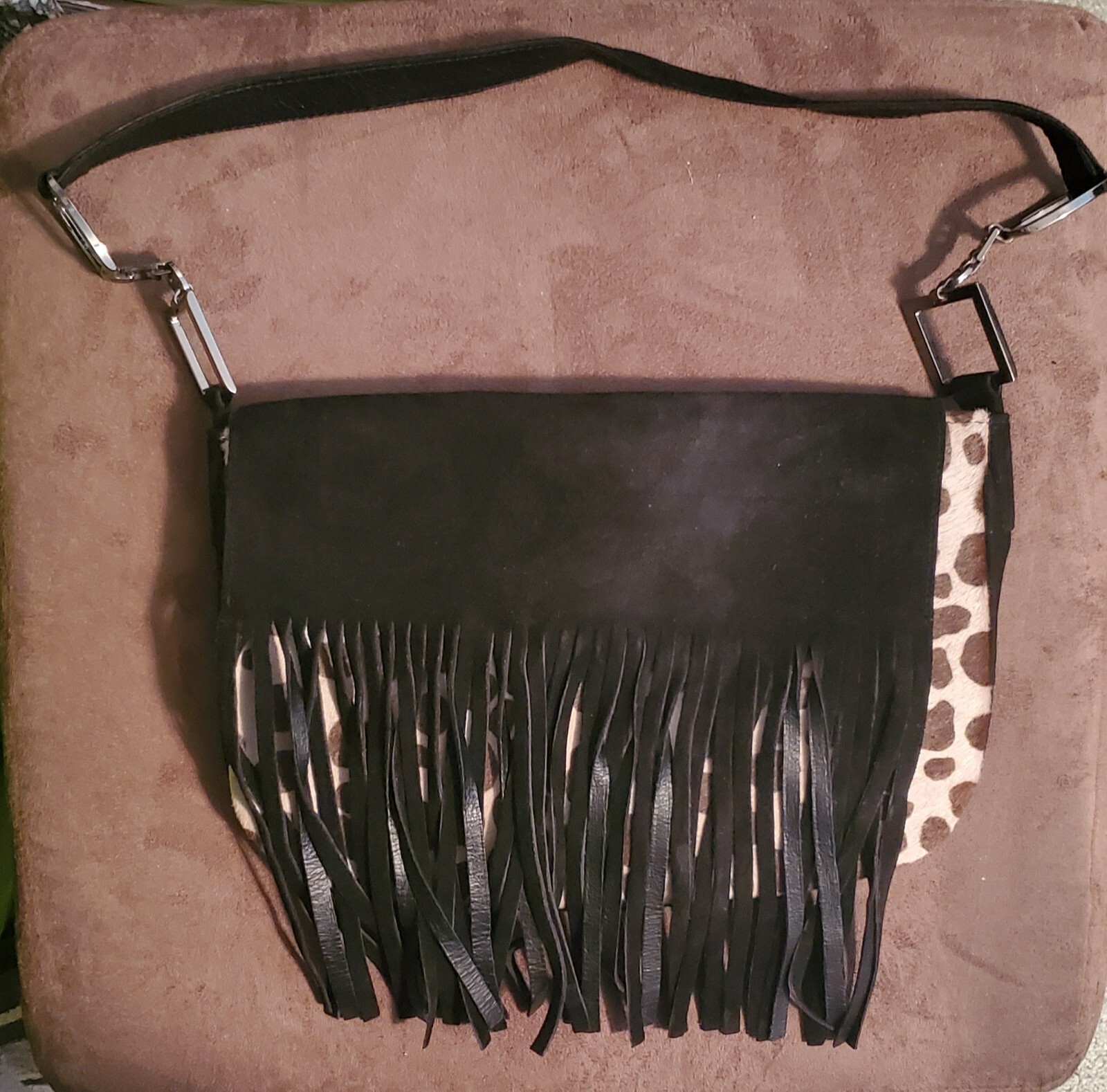 STUART WEITZMAN Baguette stampa leopardata capelli pony pelle scamosciata nera con fronzoli appesi