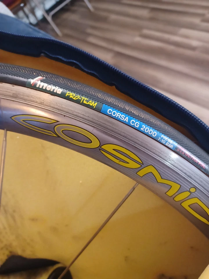 Juego de ruedas de carretera Mavic Cosmic 16 radios 700C con bolsas y neumáticos DE COLECCIÓN RARO Foto 4 de 4
