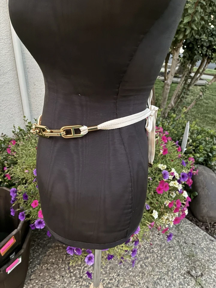 Cinturón de cadena Tory Burch tono dorado grueso lazo trasero logotipo tipo medallón Foto 3 de 4