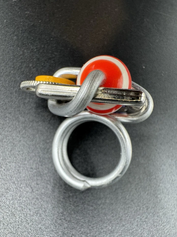 Anillo rompecabezas de aluminio inspirado en la Bauhaus hecho a mano diseñador argentino cuentas a rayas M Foto 4 de 4