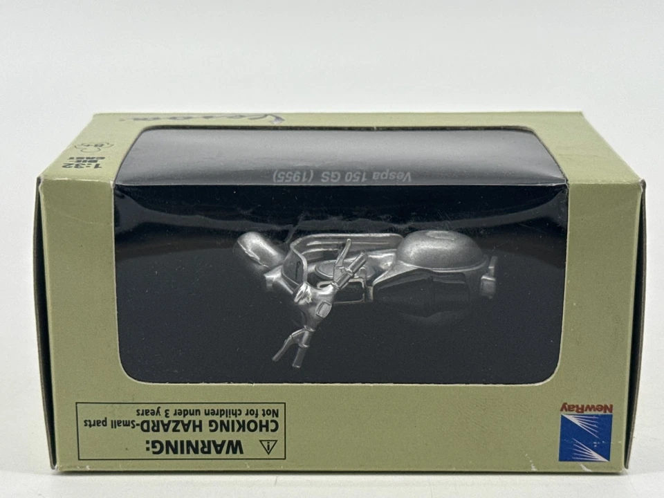 New-Ray Vespa 150 GS 1955 Silver 1:32 Scale Die-Cast Model - Image 3 of 4