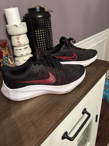 Lightly worn Nike Zoom Winflo 8 Black University Red Mens Size 9 men’s