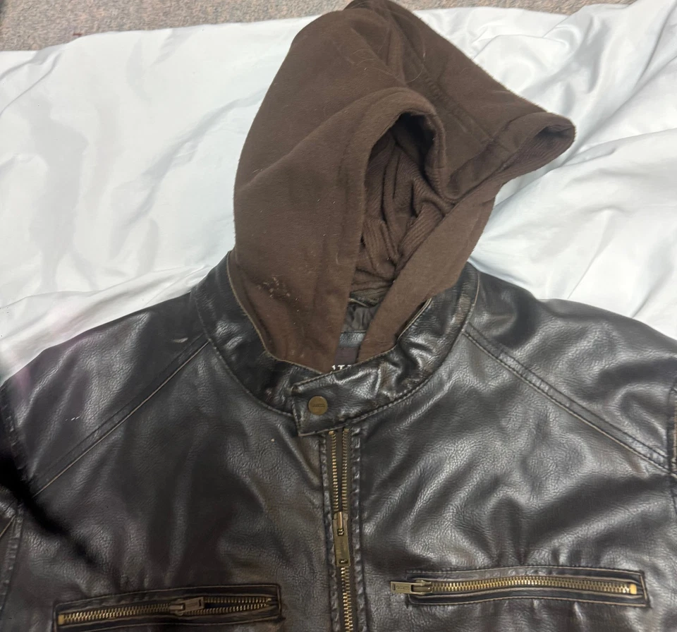 Chaqueta de cuero marrón oscuro con capucha Guess para hombre talla grande Foto 2 de 4