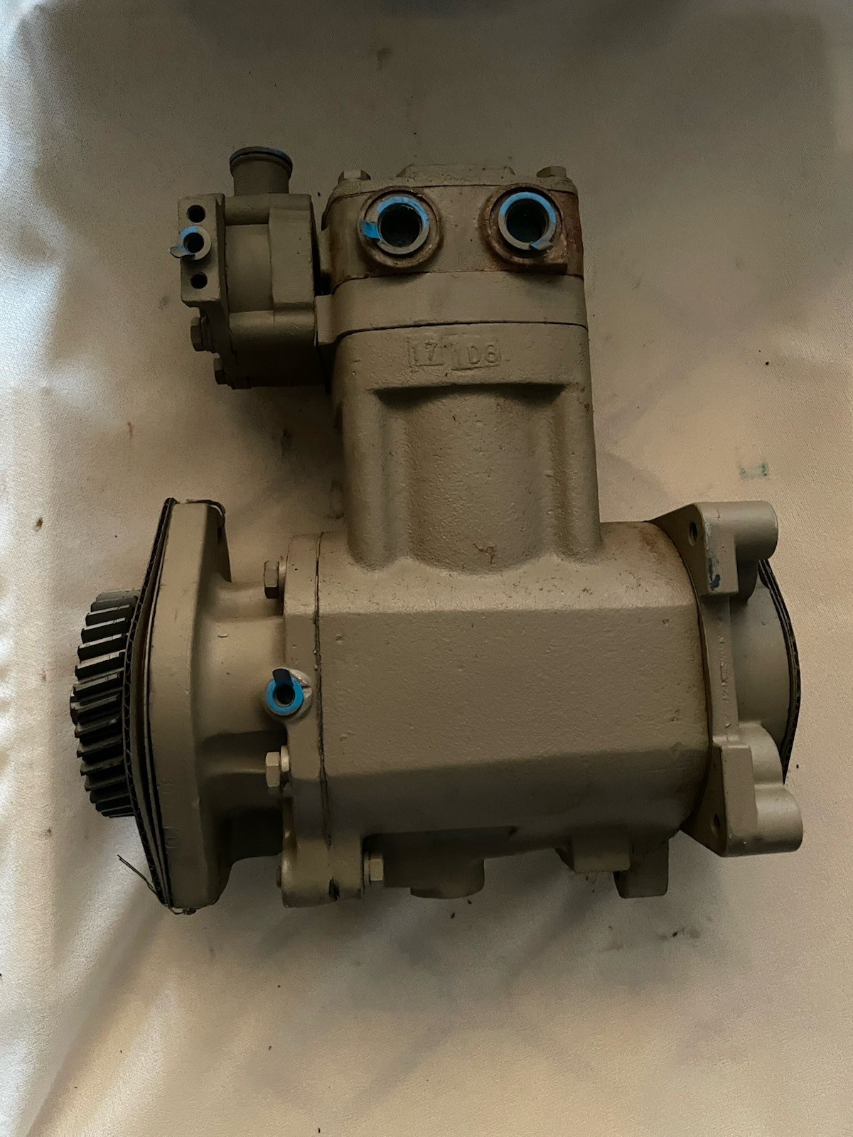 CUMMINS 5.9 ENGINE AIR COMPRESSOR  P/N: 3558097