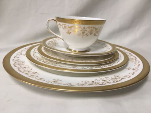 (20 Pcs) Royal Doulton Gold Encrusted 'Belmont' (4) 5 PIECE PLACE SETTINGS #4991 - Picture 10 of 17