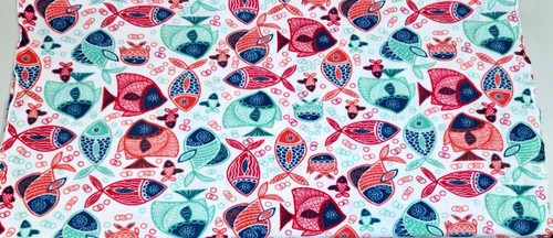 2.3m Remnant LARGE DESIGN red green fun fish design on white soft polar fleece - Picture 4 of 4