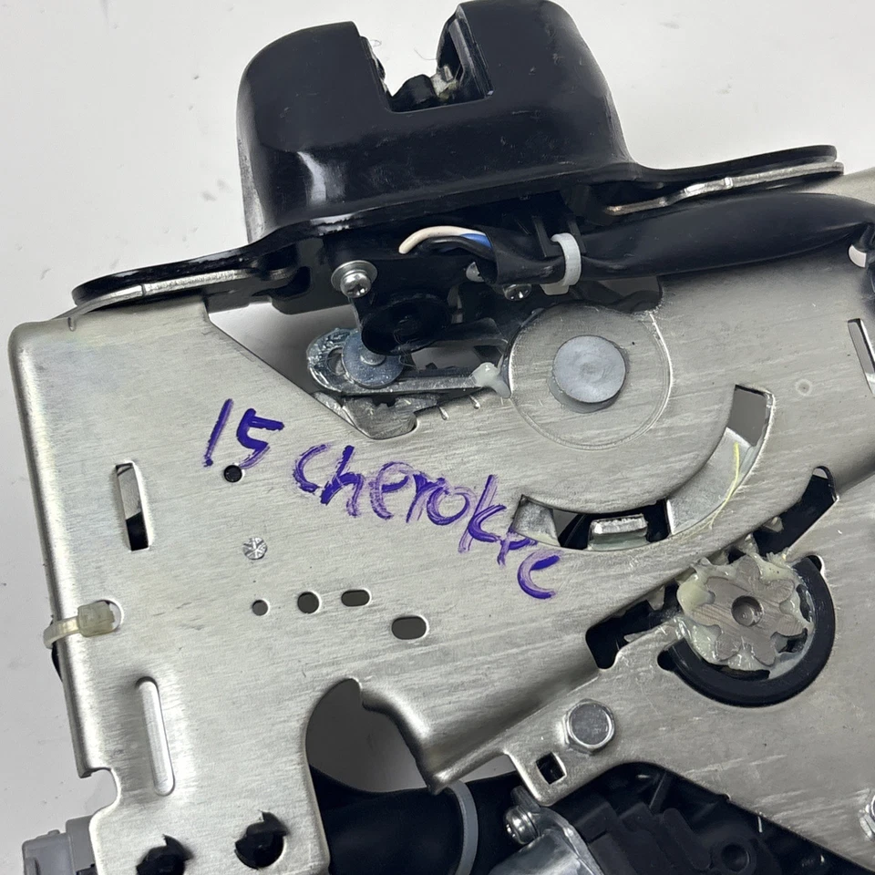 Jeep Cherokee 2015 actuador de bloqueo de puerta trasera con motor OEM Foto 2 de 4