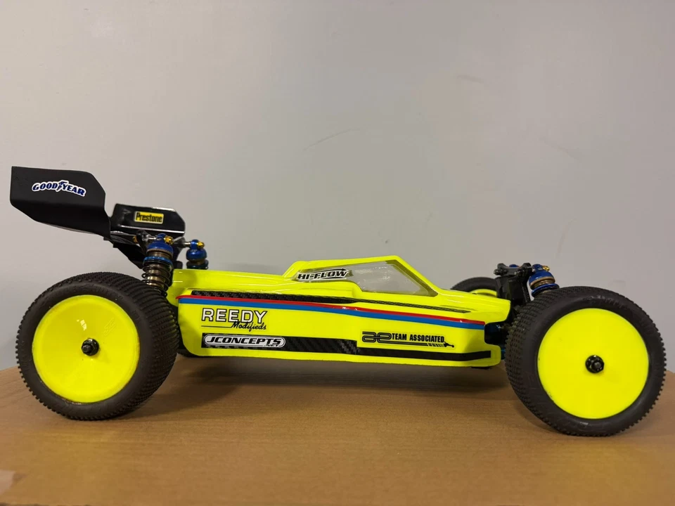 TEAM ASSOCIATED RC10 B64D**GORGEOUS CONDITION**4WD ASSOCIATED BUGGY - Image 2 of 4
