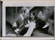 1973 Ron Evans Talks With Marshall Space Flight Employees Event Wirephoto 8X10