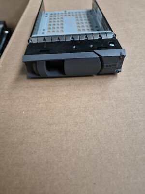 12 Stück Netapp 3,5 Zoll HDD Caddy Tray inkl. SAS SATA Adapter PN 111-00734