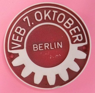 Kunststoffplakette vom VEB Werkzeugmaschinenkombinat „7. Oktober“ Berlin