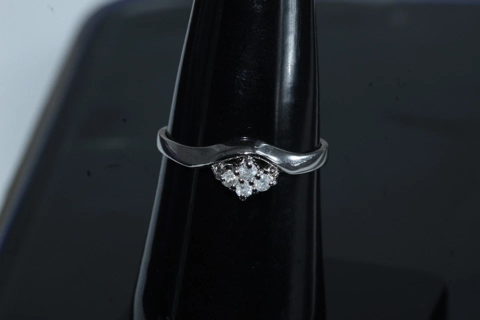 Anillo de plata estilo vintage brillante anillo con racimo de diamantes hecho a mano delicada joyería Foto 3 de 4