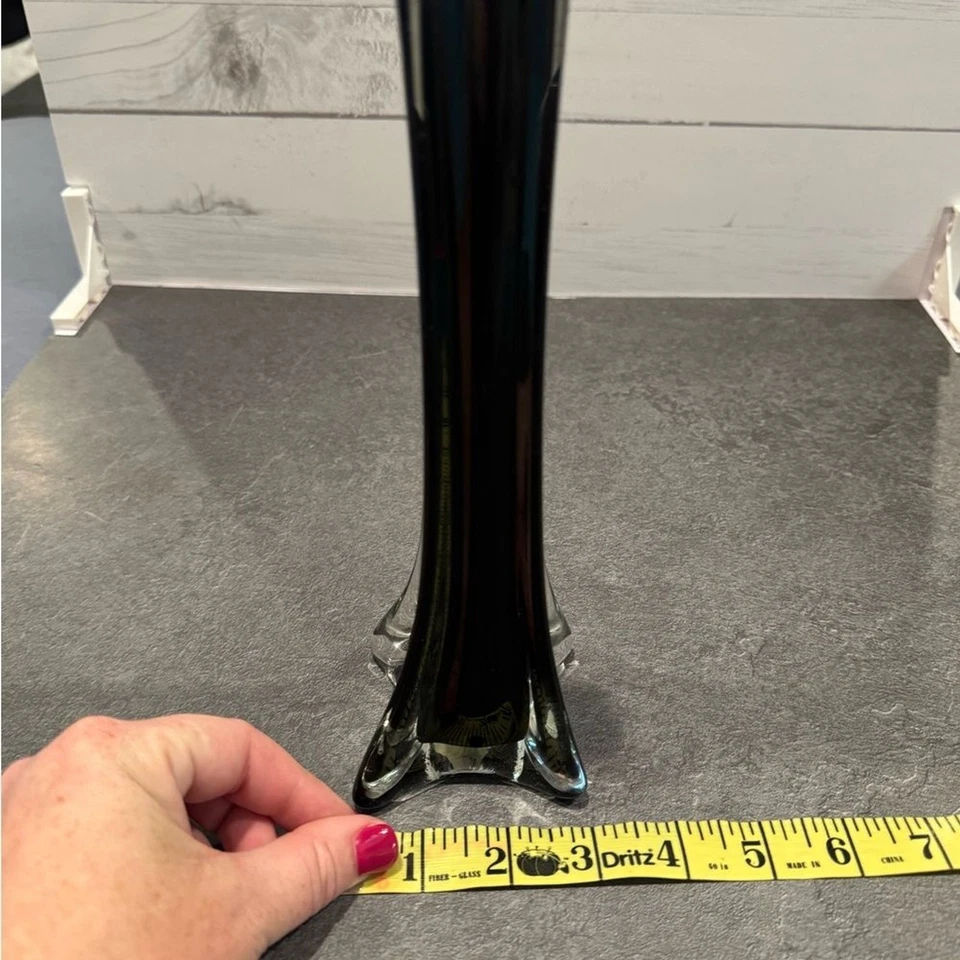 Jarrón vintage AAC de vidrio negro acanalado Foto 4 de 4