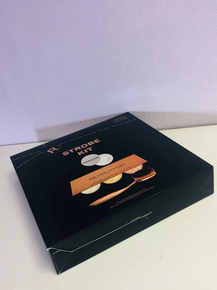 Revolution Makeup Palette Highlighter & Brush Loose  London Strobe Lighting Kit  - Image 3 of 4
