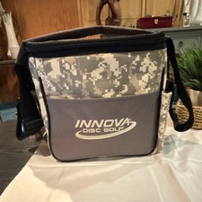 Bolsa de golf Innova Disc camuflaje, tiene capacidad para 12 discos, lata/botella, compartimento para lápices