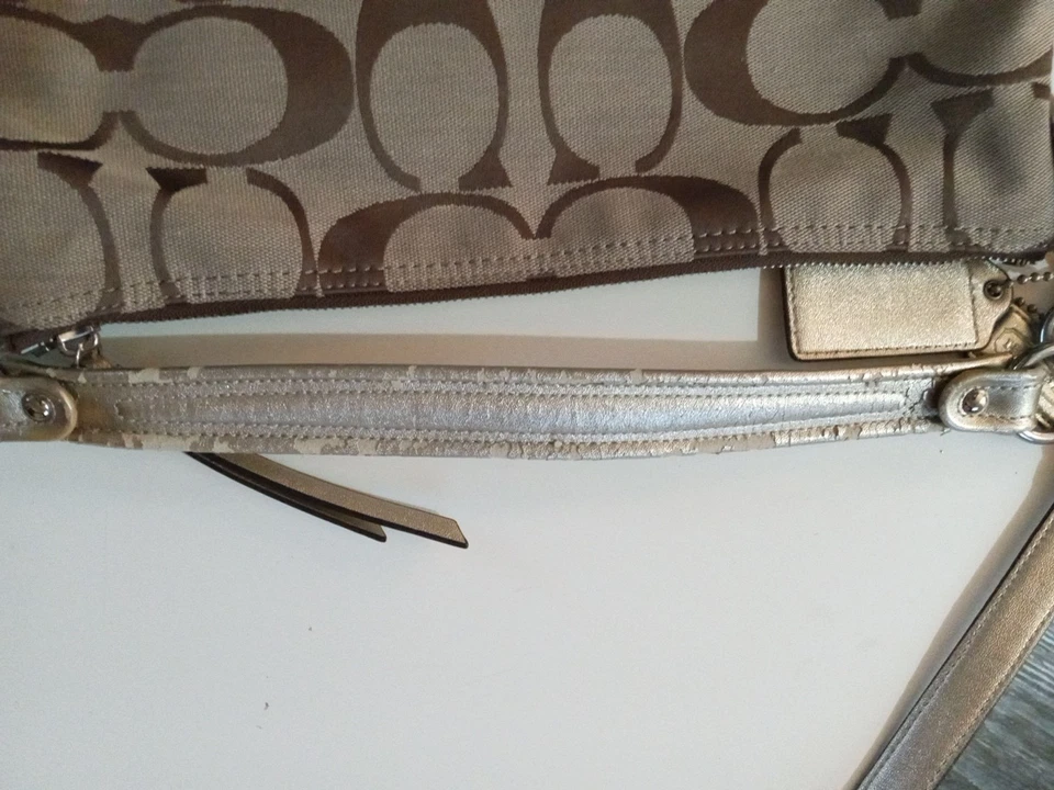 Bandolera Coach Vintage Mediana Bolso de Hombro, Algunos Pelados en una Correa. Foto 4 de 4