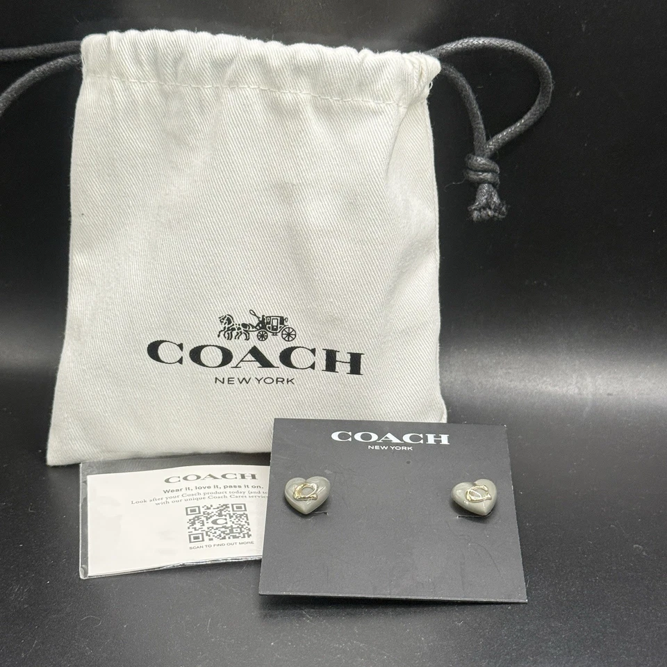 NUEVO CON ETIQUETAS Pendientes Coach Esmalte Corazón con un elegante diseño gris con detalles dorados Foto 4 de 4
