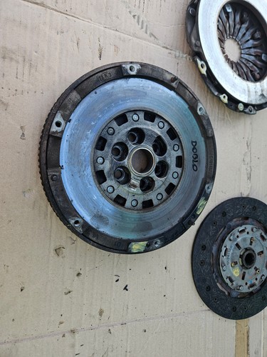 FIAT DOBLO MK2 263 2013 1.6 DIESEL 198A3000 FLYWHEEL DUAL MASS WITH CLUTCH - Picture 3 of 7