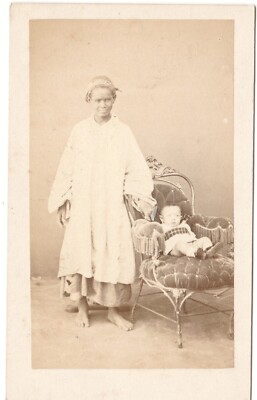 Junges Baby im Sessel mit algerischem Kindermädchen Foto CDV um 1865